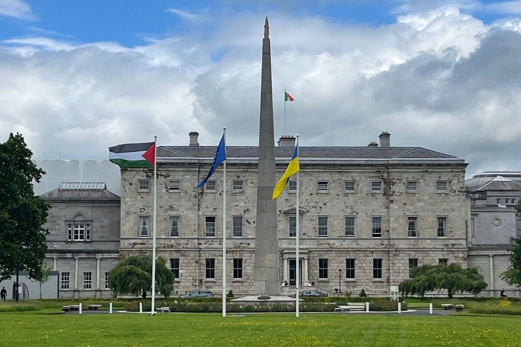 Bendera Palestina (kiri) berkibar di samping bendera Uni Eropa dan Ukraina di luar Leinster House di Dublin pada 28 Mei 2024 untuk menandai pengakuan Irlandia atas negara Palestina.