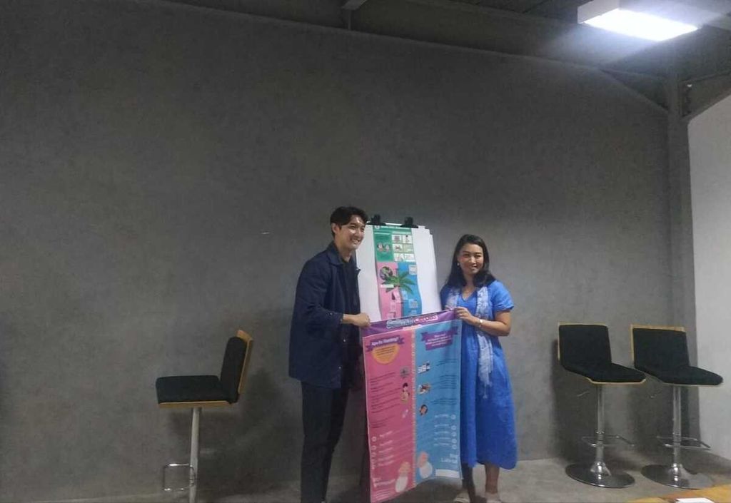 Ahli kesehatan masyarakat, Samuel Josafat Olam, dan Kepala Petugas Operasi Organisasi 1.000 Days Fund Rindang Asmara (kanan) dalam kelas jurnalis dengan tema Stunting di Indonesia: Upaya Lebih Jauh dari Sekadar Bantuan Pangan, Kamis (22/6/2023) di Jakarta.