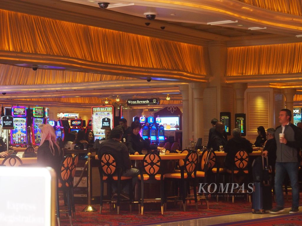 Salah satu sudut kasino di lobi Hotel Wyn at Encore di Las Vegas Strip, Las Vegas, Amerika Serikat, Jumat (2/12/2022). Kasino di lobi Hotel Wyn at Encore setidaknya seluas lapangan sepak bola dengan berbagai meja judi yang tersedia untuk permainan mulai dari rolet hingga bacarat. Selain itu, juga tersedia banyak mesin slot judi yang memungkinkan pengunjung berjudi dengan mudah.