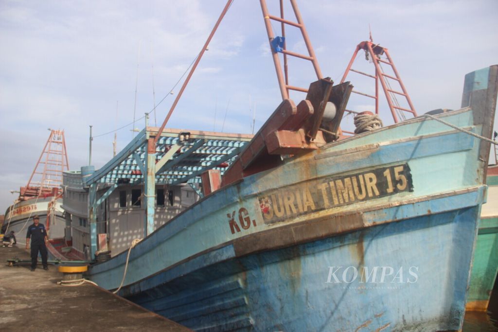 Kapal Vietnam yang mencuri ikan di Laut Natuna Utara yang kini berada di Stasiun Pengawasan Sumber Daya Kelautan dan Perikanan Pontianak, Kalimantan Barat, Kamis (9/1/2020).