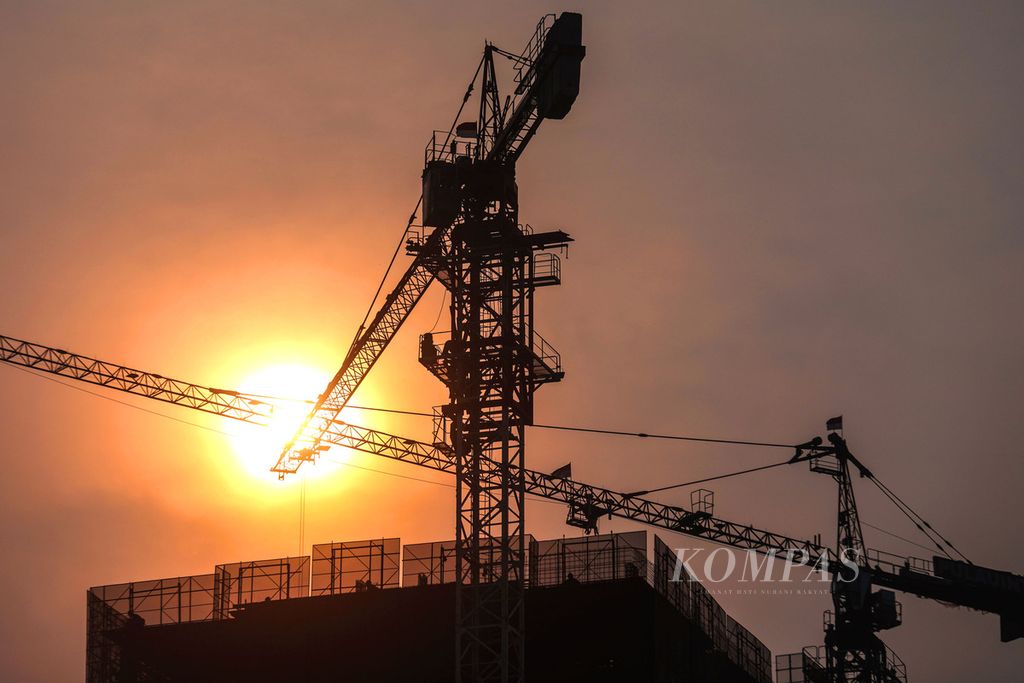 Pembangunan sebuah proyek konstruksi apartemen yang melibatkan pekerja infomal di kawasan Lebak Bulus, Jakarta, Selasa (7/11/2023).