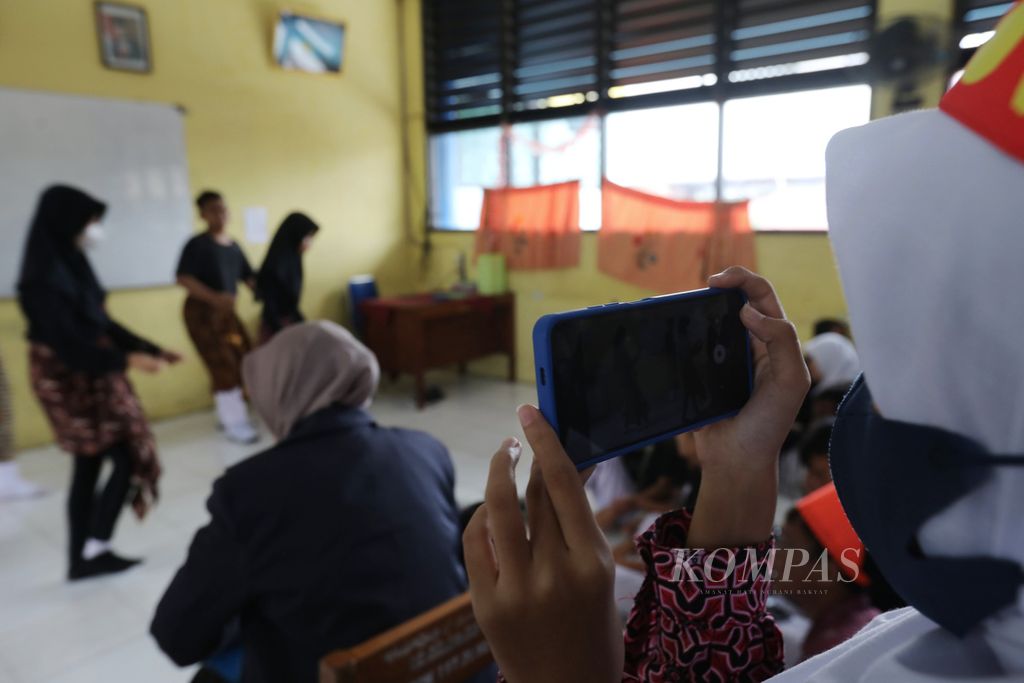 Seorang siswa merekam penampilan tarian kelompok untuk tugas proyek tema Kebinekaan Global sebagai bagian dari pelaksanaan Kurikulum Merdeka di SDN 117, Pondok Bambu, Jakarta, Kamis (17/11/2022). 