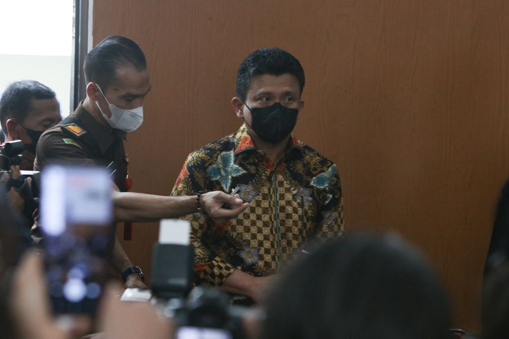 Terdakwa pembunuhan berencana Brigadir J atau Nofriansyah Yosua Hutabarat, Ferdy Sambo, memasuki ruang sidang utama sebelum proses persidangan dimulai di Pengadilan Negeri Jakarta Selatan, Senin (17/10/2022). 