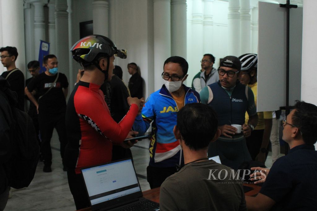 Sejumlah peserta Cycling de Jabar 2023 bertemu di Gedung Sate, Kota Bandung, Jabar, Kamis (4/5/2023), mendaftarkan diri.