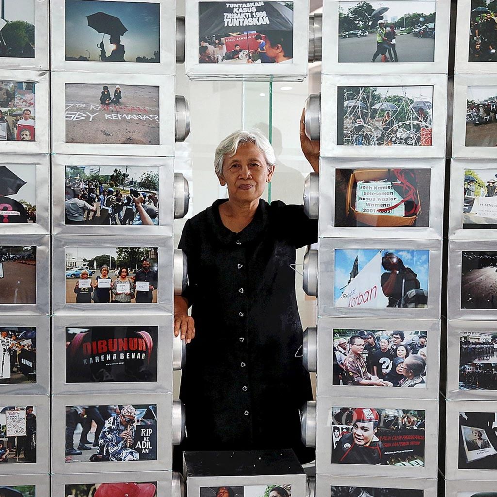 Sumarsih (64), ibu dari Norma Irawan, mahasiswa Universitas Atma Jaya Jakarta yang tewas dalam Tragedi Semanggi I tahun 1998, berpose di tengah karya instalasi yang berisi foto-foto aksi kamisan yang dipajang saat berlangsung diskusi "Penegakan Hukum dan Penyelesaian Kasus Pelanggaran Hak Asasi Manusia, 10 Tahun Aksi Kamisan" di Jakarta, Rabu (18/1/2017). 