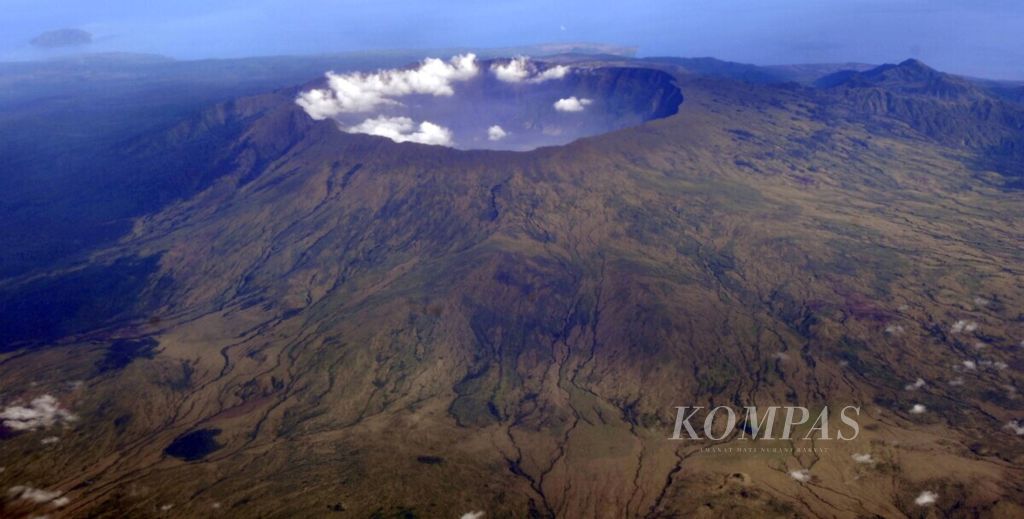 Gunung Tambora dengan kawah kalderanya di Pulau Sumbawa dipotret dari pesawat komersial rute Labuan Bajo-Denpasar, 19 Oktober 2010.