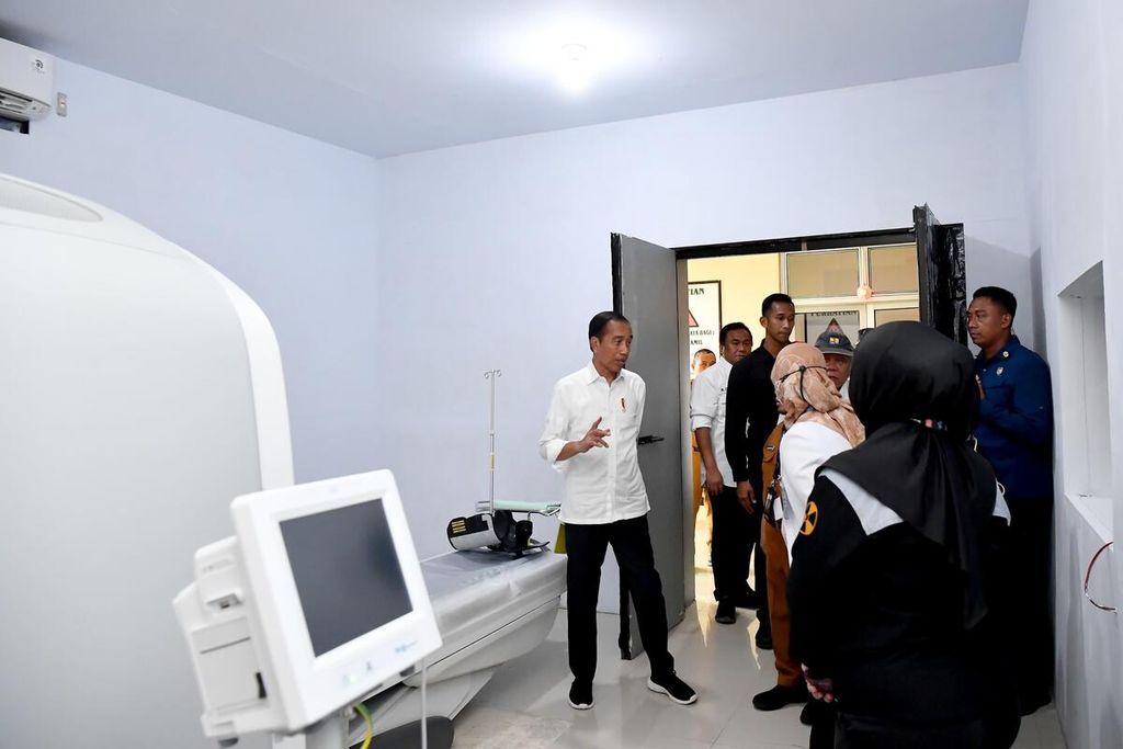 Presiden Joko Widodo meninjau alat kesehatan dan fasilitas di RSUD Toto Kabila, Kabupaten Bone Bolango, Provinsi Gorontalo, Senin (22/4/2024).