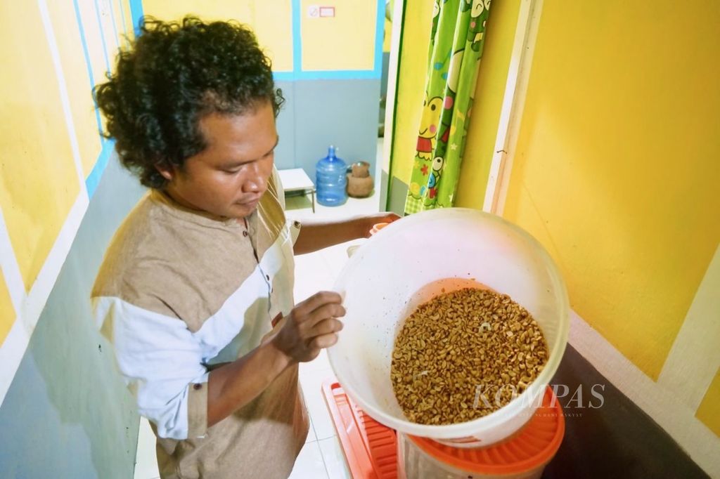 La Ato (25) menunjukkan cokelat mete buatannya di Kendari, Sulawesi Tenggara, Rabu (26/7/2023). 