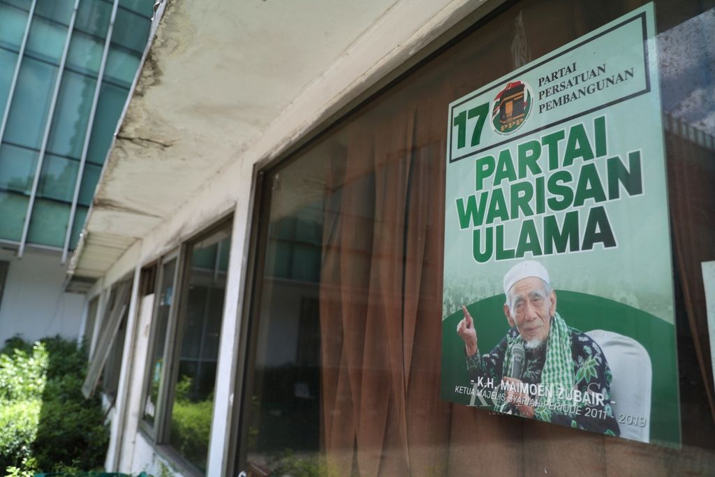 Poster Partai Persatuan Pembangunan (PPP) yang menampilkan nomor urut partai peserta Pemilu 2024 dipasang di kantor Dewan Pimpinan Pusat PPP, Menteng, Jakarta, Sabtu (17/12/2022). 