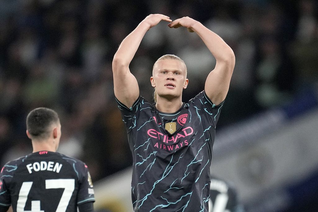 Striker Manchester City Erling Haaland merayakan gol ke gawang Tottenham Hotspur pada laga Liga Inggris di London, Rabu (15/5/2024) dini hari WIB. City menang 2-0.