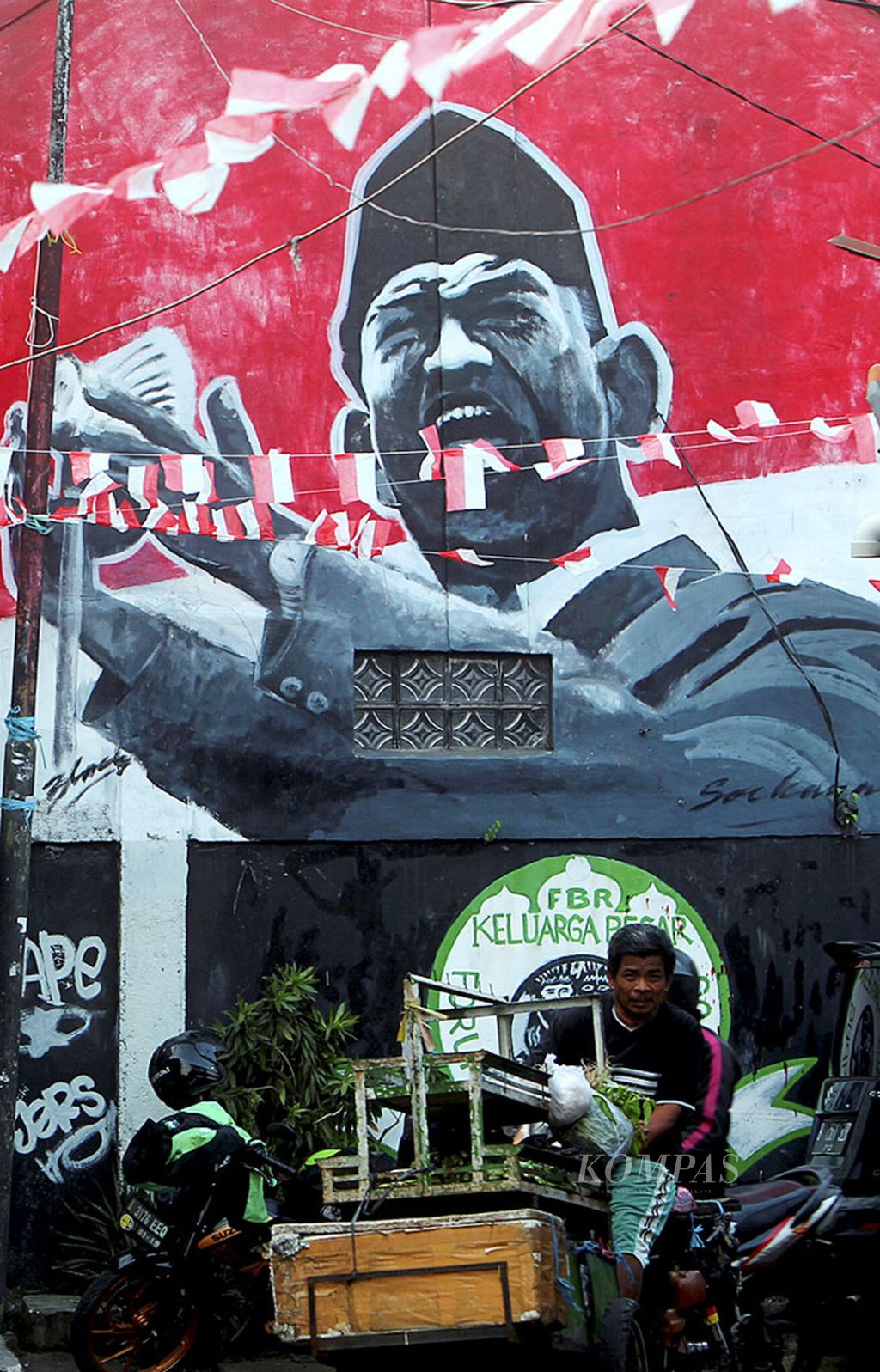 Mural tokoh karismatik Presiden pertama Indonesia, Soekarno, dibuat dengan ukuran besar di sebuah dinding perumahan penduduk di Jalan Duren Tiga Selatan, Jakarta, (3/9).