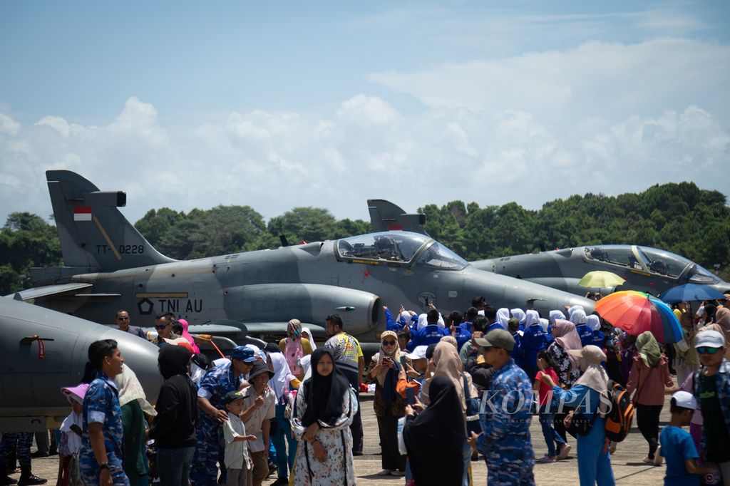 Pengunjung melihat tiga pesawat Hawk 109/209 dari Skuadron Udara 1 Elang Khatulistiwa, Pontianak, saat static show di Pangkalan Udara Hang Nadim, Batam, Kepulauan Riau, Kamis (29/2/2024).