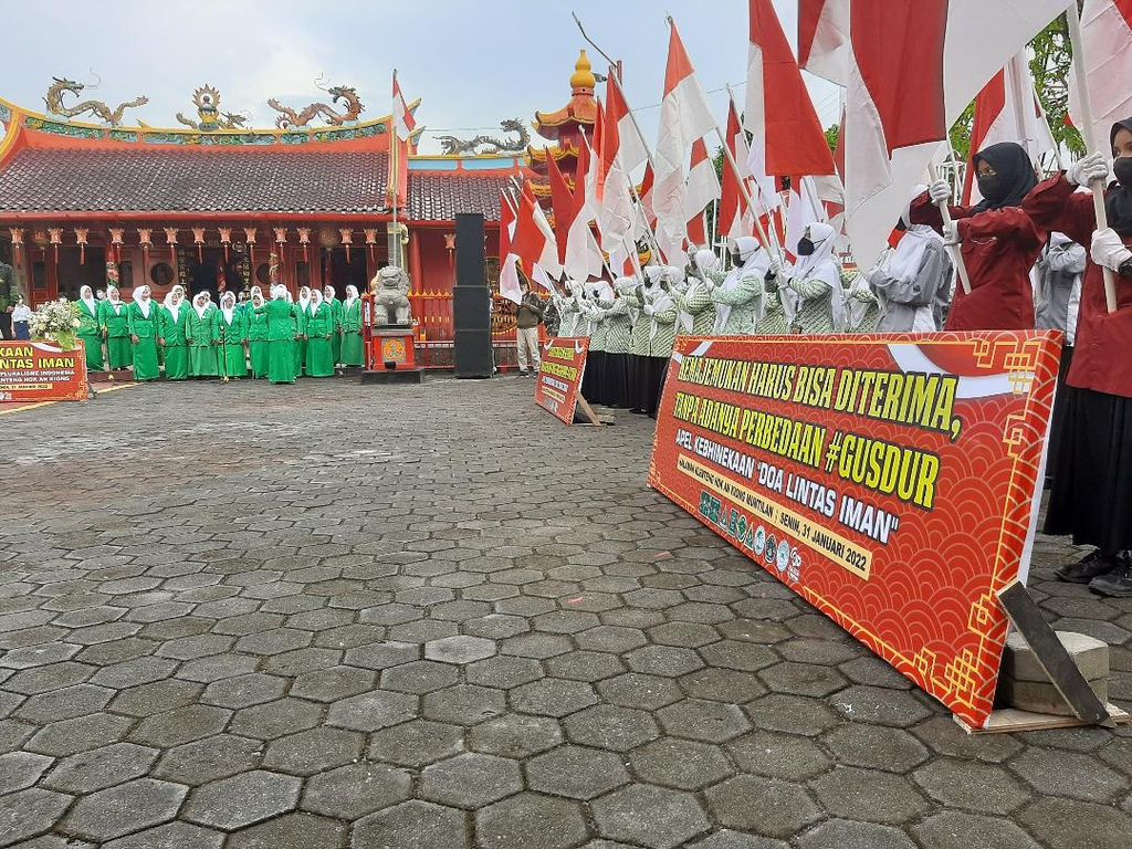 Suasana apel kebinekaan yang digelar MWC NU Muntilan di TITD Hok An Kiong Muntilan, Kabupaten Magelang, Senin (31/1/2022)