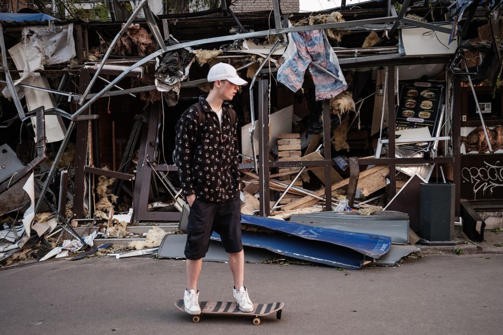 Dalam foto yang diambil pada 05 Mei 2022 memperlihatkan Roman Kovalenko (18) meluncur dengan skateboard di sebelah toko yang rusak akibat ledakan rudal di pagi hari. Dia selalu berseluncur sendirian di Peace Square karena semua temannya telah melarikan diri dari Kramatorsk, Ukraina timur, di tengah invasi Rusia ke Ukraina.