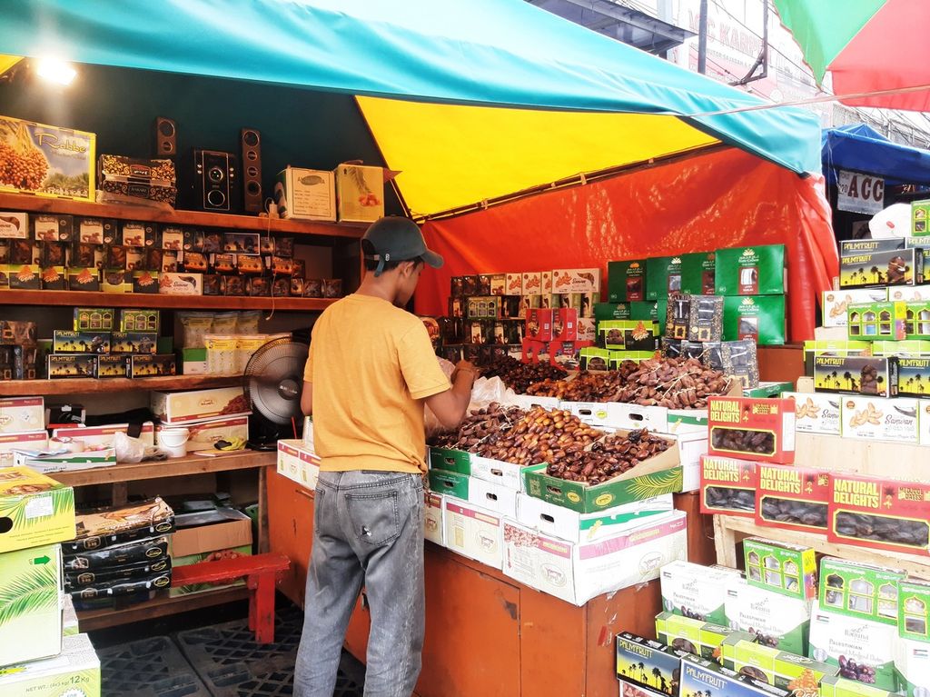 Pedagang kurma merapikan sejumlah barang dagangannya di Pasar Tanah Abang, Jakarta Pusat, Selasa (28/3/2023).
