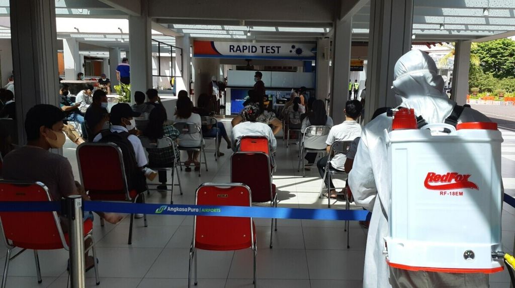 PT Angkasa Pura I (Persero) Bandara Internasional I Gusti Ngurah Rai, Bali, melengkapi layanan pemeriksaan berbasis uji cepat (<i>rapid test</i>) di Bandara I Gusti Ngurah Rai dengan layanan tes cepat antigen sejak Jumat (18/12/2020). 