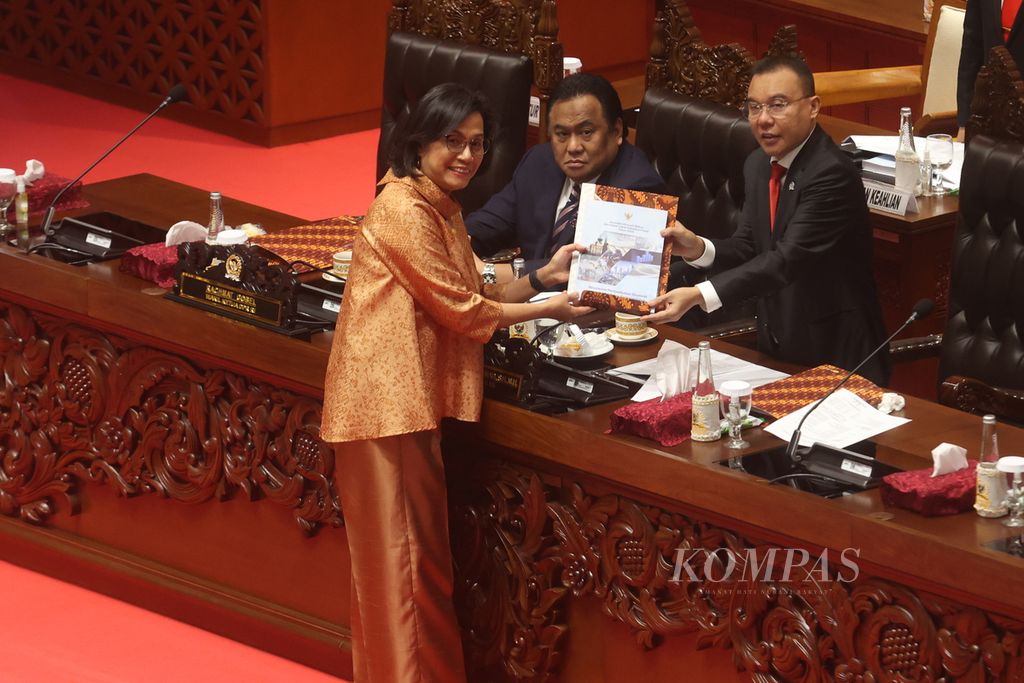 Finance Minister Sri Mulyani (left) presented the government's draft views and State Revenue and Expenditure Budget Plan (RAPBN) for the fiscal year 2025 to Deputy Chairman of the DPR Sufmi Dasco Ahmad during a plenary meeting at the Parliament Complex in Senayan, Jakarta on Monday (20/5/2024). The meeting agenda was to deliver the government's views on the macroeconomic framework and key fiscal policy points of the RAPBN for the fiscal year 2025.
