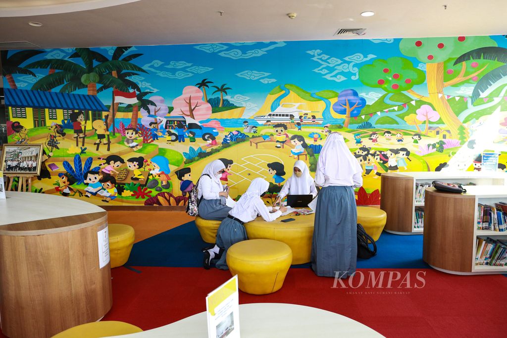 Sejumlah pelajar SMA tampak berkelompok mengerjakan tugas sekolah di Perpustakaan Nasional. RI, Jakarta Pusat, Jumat (27/5/2022). Anak-anak muda kembali bisa beraktivitas seperti biasa setelah dua tahun terkungkung pandemi Covid-19.