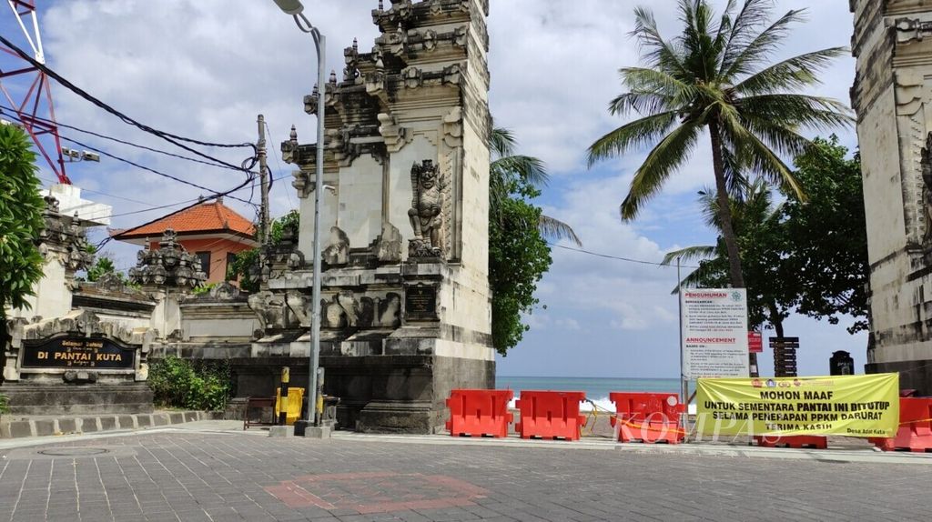 Sektor pariwisata di Bali menyepi akibat dampak pandemi Covid-19. Suasana di sekitar Pantai Kuta, Badung, Bali, Kamis (29/7/2021). Akses ke pantai ditutup terkait pemberlakuan pembatasan kegiatan masyarakat (PPKM).