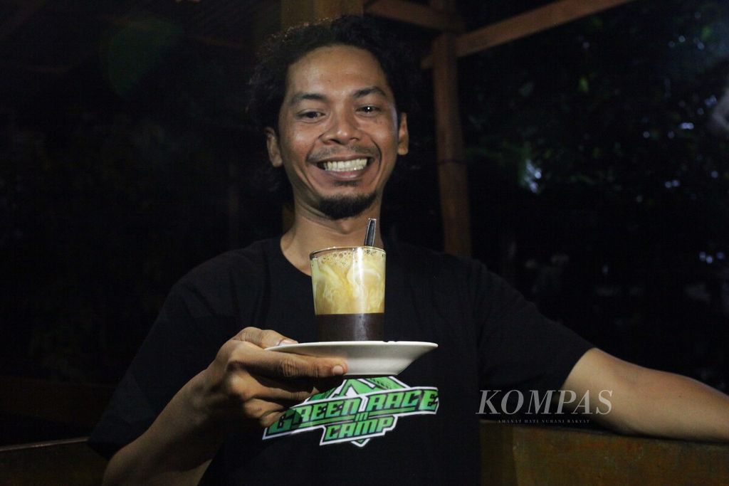 Seorang pengunjung menikmati kuliner lokal <i>boh manok weng</i> atau BMW Lameu di Desa Lameu, Kecamatan Sakti, Kabupaten Pidie, Aceh. BMW terbuat dari telur dan kopi. Foto direkam pada Sabtu (30/3/2024).