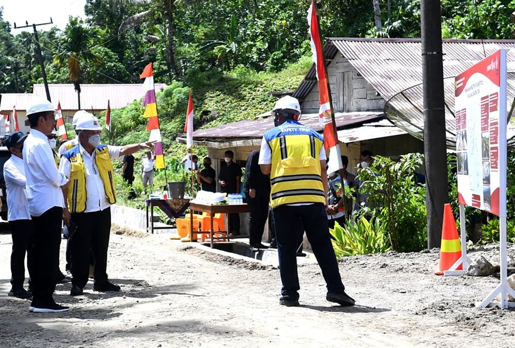 Presiden Joko Widodo meninjau pembangunan jalan di Nias Utara, Sumatera Utara, Rabu (6/7/2022). Presiden meminta percepatan pembangunan jalan di Kepulauan Nias.