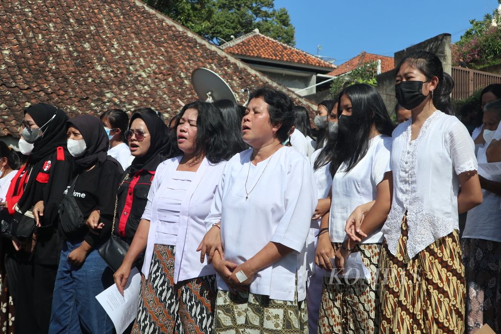 Sejumlah perempuan Adat Karuhun Urang Sunda Wiwitan bernyanyi dalam aksi penolakan pencocokan dan sita eksekusi tanah di Blok Mayasih, Kelurahan Cigugur, Kabupaten Kuningan, Jawa Barat, Rabu (18/5/2022). Rencana eksekusi dinilai melemahkan posisi masyarakat adat.