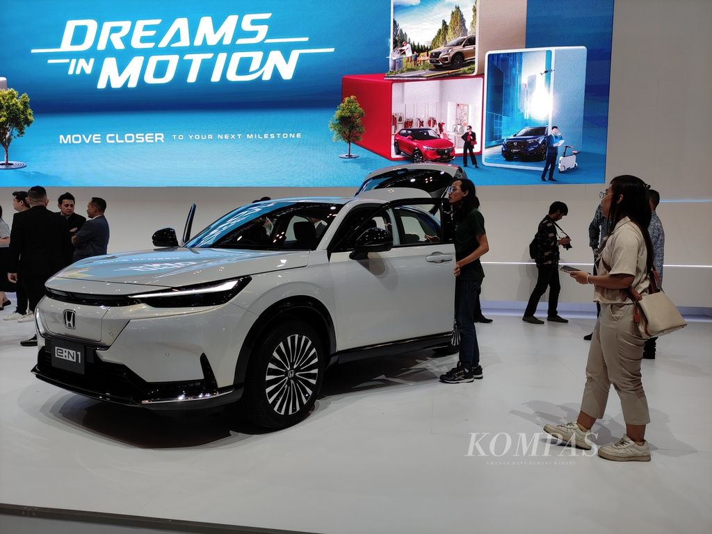 Pengunjung mengamati Honda e:N1 yang dipajang dalam Gaikindo Indonesia International Auto Show (GIIAS) di ICE BSD, Tangerang, Banten, Rabu (17/7/2024).