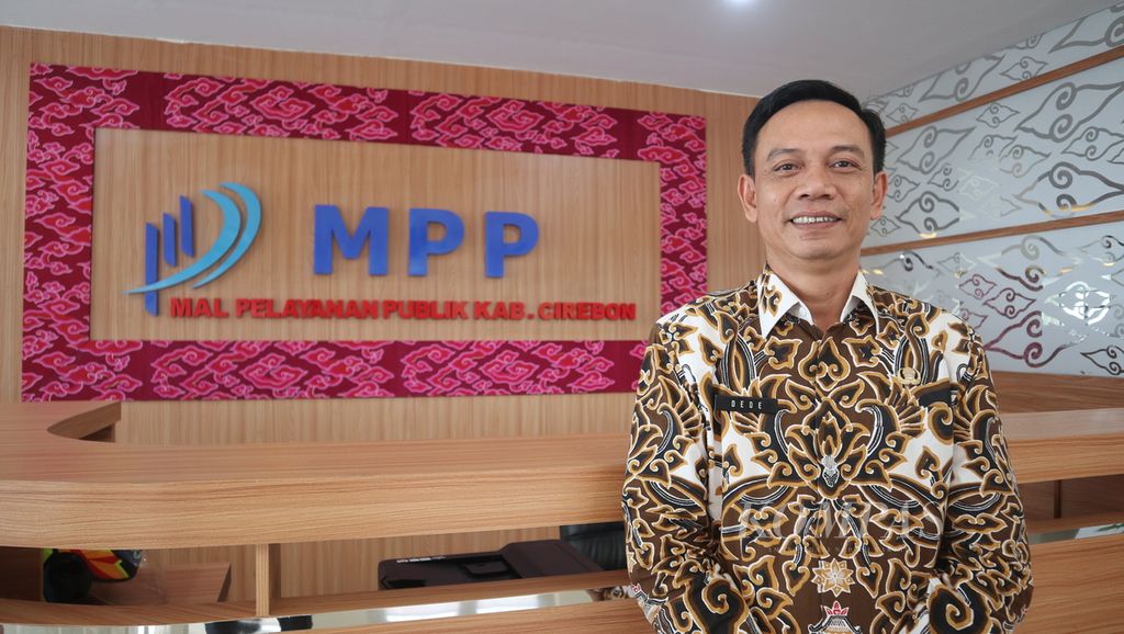 Kepala Dinas Penanaman Modal dan Pelayanan Terpadu Satu Pintu Kabupaten Cirebon Dede Sudiono saat diwawancarai di Cirebon, Jawa Barat, Kamis (27/4/2023).