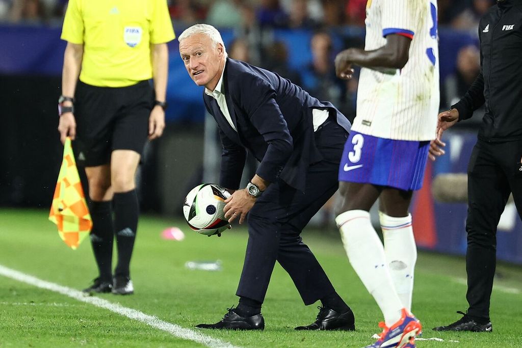 Pelatih Perancis Didier Deschamps memegang bola saat pertandingan uji coba antara Perancis dan Kanada di Stadion Matmut Atlantique, Bordeaux, Perancis, Senin (10/6/2024). 