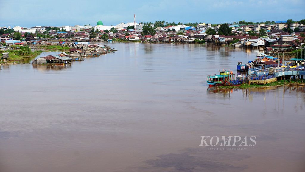 Rumah-rumah lanting berjejer di sepanjang Sungai Kahayan, Kota Palangka Raya, Kalimantan Tengah, Selasa (27/3/2018). Sebagian besar warga miskin di Kalimantan Tengah tinggal di pinggir sungai dengan rumah lanting atau rumah yang mengapung.