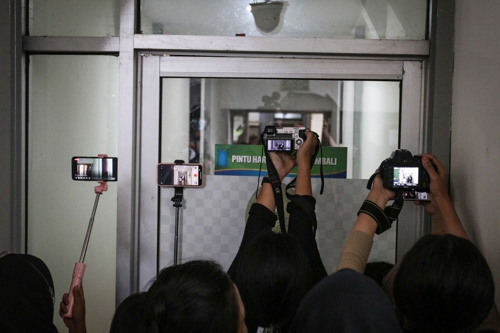 Wartawan merekam suasana sekitar ruang sidang pembacaan vonis AG (15) melalui celah pintu di Pengadilan Negeri Jakarta Selatan, Senin (10/4/2023). AG (15), anak berkonflik dengan hukum dalam perkara penganiayaan berat terhadap Cristalino David Ozora (17), divonis pidana 3 tahun 6 bulan pembinaan di Lembaga Pembinaan Khusus Anak. Hal yang memberatkan vonis terhadap AG adalah penganiayaan yang dialami David menyebabkan kerusakan otak berat.