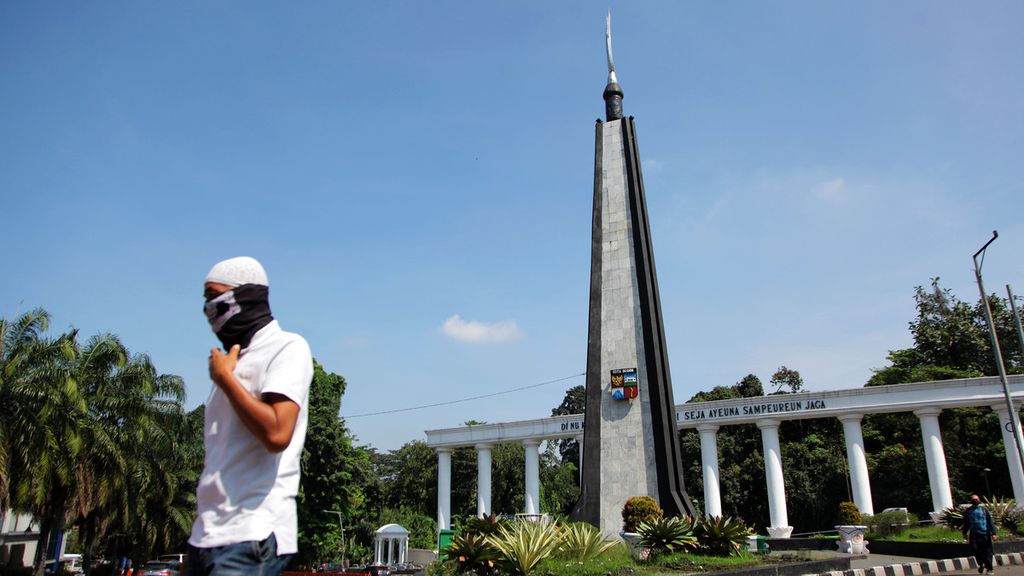 Warga melewati sekitar Tugu Kujang, Kota Bogor, yang sepi, Rabu (15/4/2020). Pada bulan Ramadan tahun 2022, pemerintah kota melarang sahur on the road untuk mengurangi kerumunan selama pandemi Covid-19. 