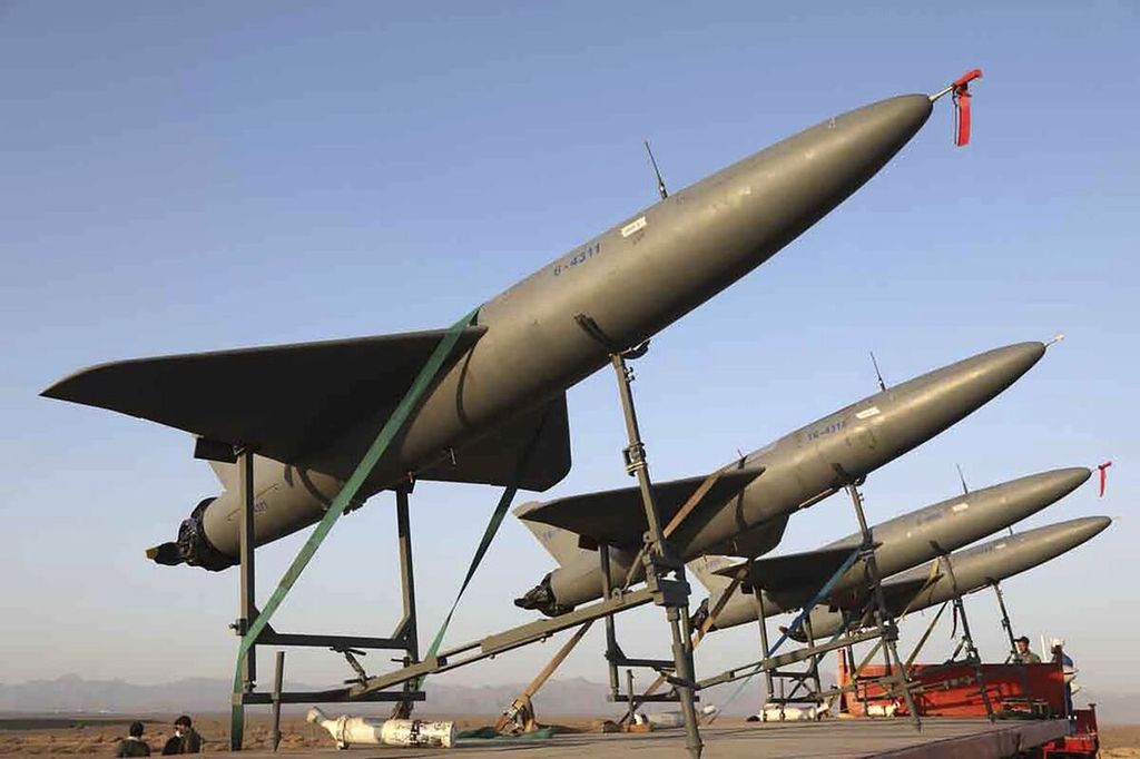 Dalam foto yang dirilis oleh Tentara Iran pada 24 Agustus 2022 ini terlihat pesawat-pesawat nirawak (drone) yang siap diluncurkan dalam latihan perang drone militer di Iran. 