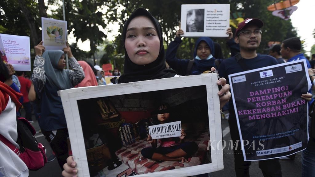 Aktivis melakukan aksi damai tolak kekerasan seksual terhadap perempuan di Jalan Darmo, Surabaya, Minggu (9/12/2018). Mereka mendesak RUU Penghapusan Kekerasan Seksual segera disahkan.  