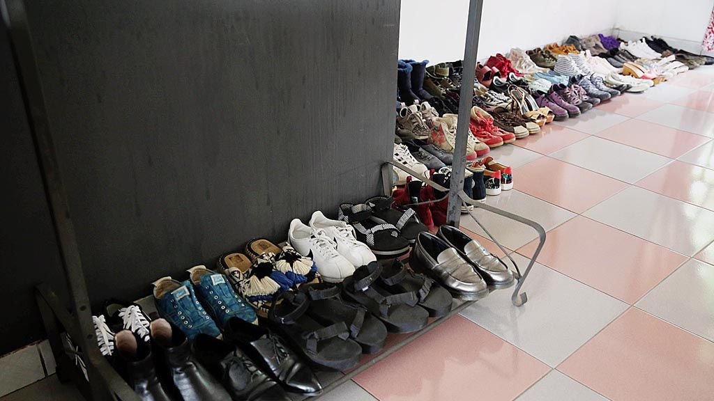 Koleksi sepatu keluarga .
