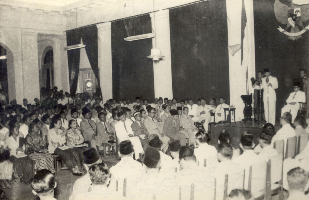 Pembubaran dan pelantikan anggota-anggota Parlemen pada tanggal 26 Maret 1956.