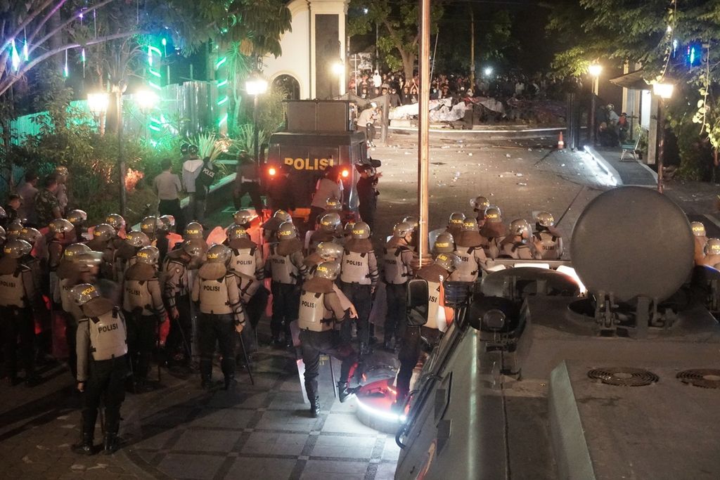 Ilustrasi. Pasukan polisi bersiaga saat mengamankan aksi unjuk rasa massa yang menamakan diri Solo Raya Bergerak di depan Gedung DPRD Solo, Jawa Tengah, Senin (30/9/2019) malam.