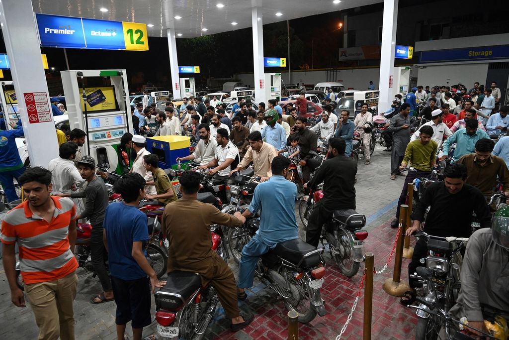 Pengendara sepeda motor mengantre untuk mendapatkan bahan bakar di Islamabad, Pakistan, Kamis (2/6/2022). Perang Rusia-Ukraina ikut mendorong kenaikan harga minyak dunia. 