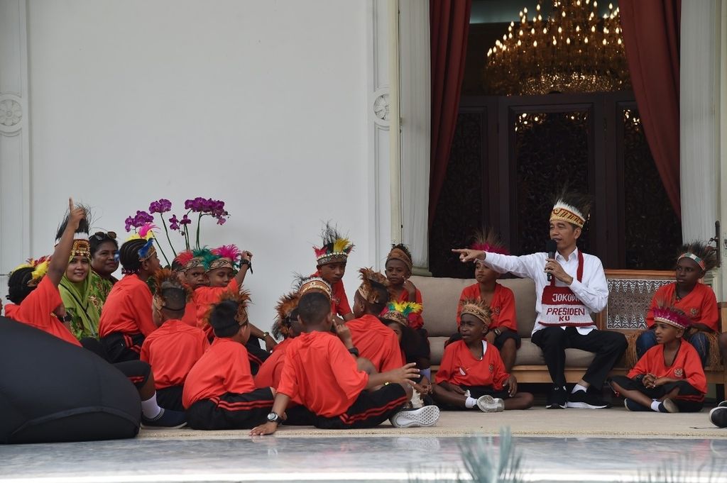 Presiden Joko Widodo menerima 30 siswa perwakilan sekolah dasar Kabupaten Jayapura dan Asmat, Provinsi Papua, di Istana Merdeka, Jakarta, pada Jumat, 11 Oktober 2019. Presiden Jokowi mewujudkan janjinya untuk mengundang sejumlah anak-anak asal Papua berkunjung ke ibu kota, Jakarta.