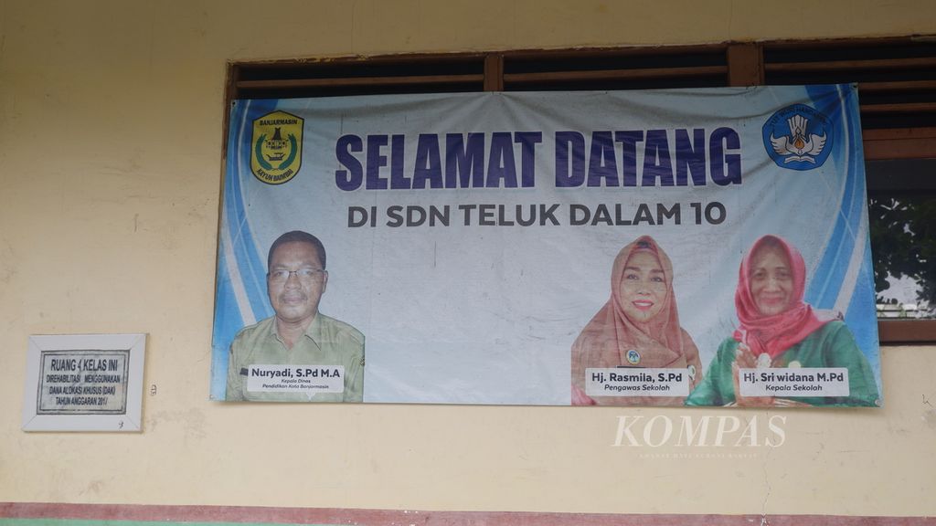 Spanduk selamat datang di dinding SDN Teluk Dalam 10 di Jalan Sutoyo S, Gang 12, Banjarmasin Tengah, Kota Banjarmasin, Kalimantan Selatan, Kamis (4/7/2024). 