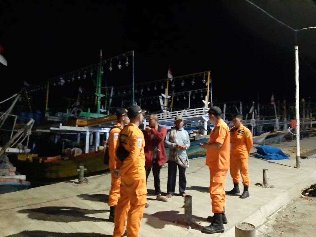Tim SAR gabungan bersiap mencari Masroni, anak buah kapal yang tenggelam, di perairan Dadap, Kabupaten Indramayu, Jawa Barat, Selasa (22/1/2020). Masroni tenggelam pada Senin (21/1/2020) saat mencari ikan teri di perairan Dadap.