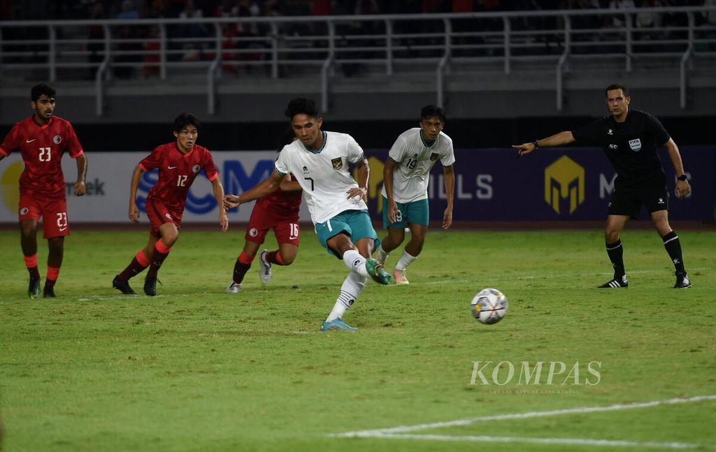 Pemain Indonesia Marselino Ferdinan melakukan tendangan penalti yang berbuah gol ke gawang Hong Kong dalam Laga Kualifikasi Piala Asia U-20 di Stadion Gelora Bung Tomo, Kota Surabaya, Jawa Timur, Jumat (16/9/2022). Indonesia menang 5-1. 