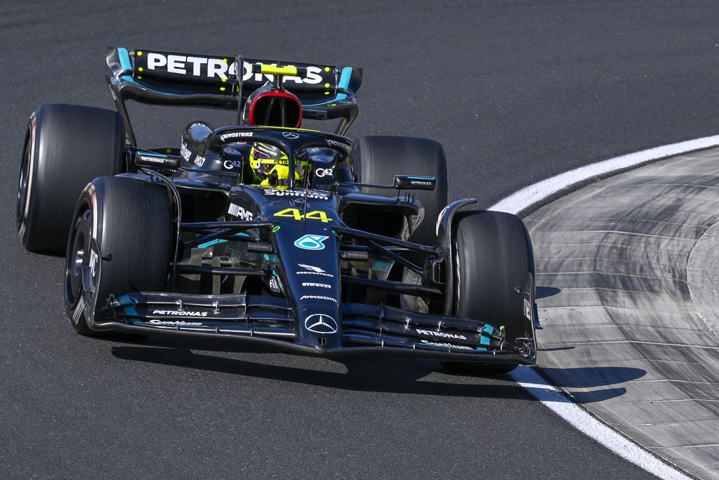 Pebalap Mercedes, Lewis Hamilton, beraksi saat Grand Prix Formula 1 seri Hungaria di Sirkuit Hungaroring, Budapest, Minggu (23/7/2023). Hamilton berhasil finis keempat.