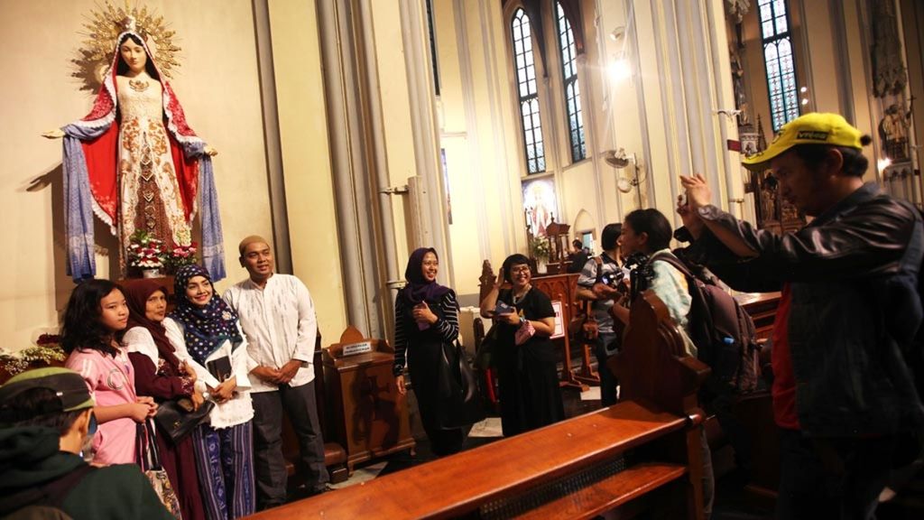 Umat lintas agama berkeliling Gereja Katedral, Jakarta, saat kumpul menjelang buka bersama lintas agama dengan tema Menguatkan Toleransi, Persaudaraan, dan Solidaritas Kemanusiaan, Jumat (1/6/2018). Berkumpulnya umat lintas agama di saat Hari Lahir Pancasila ini menjadi salah satu bentuk nyata kuatnya kebersamaan lintas iman yang penting menguatkan persatuan dan kesatuan bangsa.