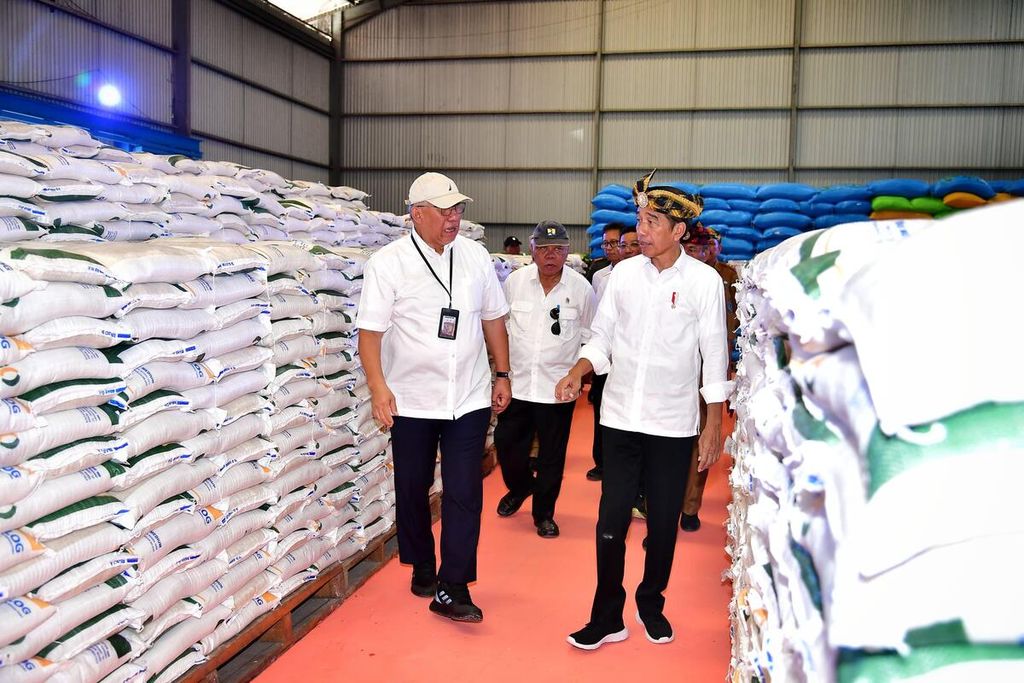Presiden RI Joko Widodo mengecek ketersediaan beras di gudang Bulog di Muna, Sulawesi Tenggara, Senin (13/5/2024). Presiden memastikan bantuan beras berlanjut hingga Juni, dan diharapkan hingga Desember 2024.