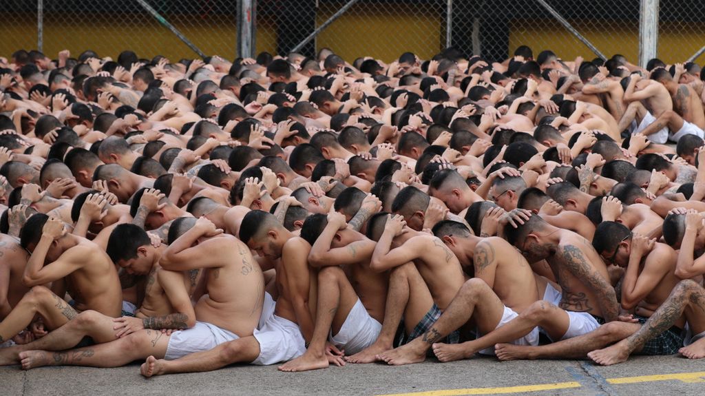 Foto yang dirilis oleh Sekretariat Pers Kepresidenan El Salvador pada 28 Maret 2022 menunjukkan anggota geng Mara Salvatrucha dan Barrio 18 ditahan selama akhir pekan di penjara di Ciudad Barrios, El Salvador. 