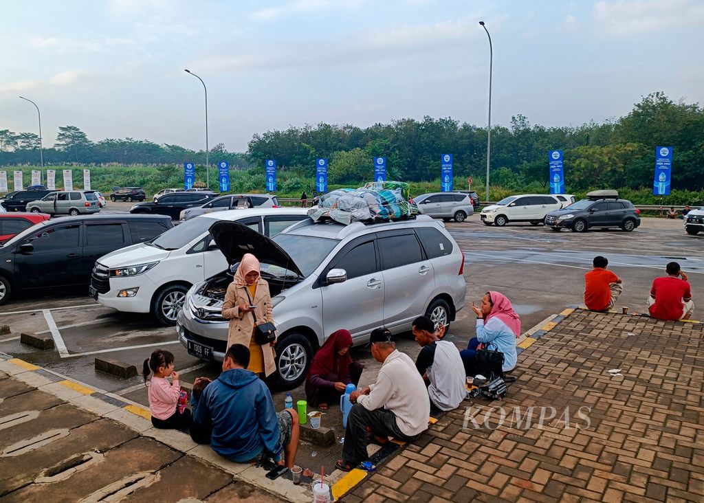 Pemudik yang menyempatkan berhenti berkendara membuka bekal di tempat istirahat di Kabupaten Batang, Jawa Tengah, Sabtu (30/4/2022). 