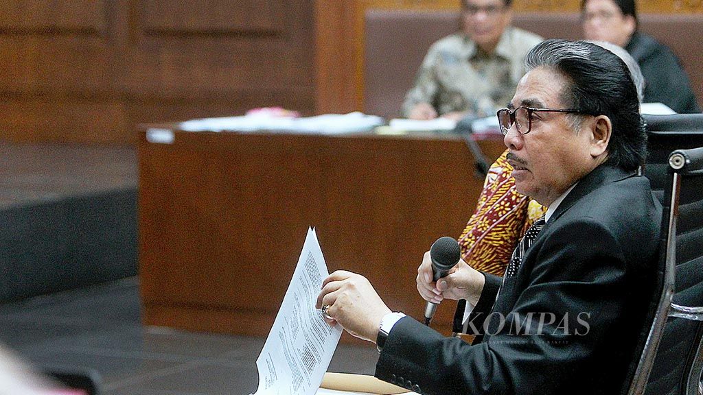 Persidangan dalam kasus dugaan korupsi KTP elektronik kembali digelar di Pengadilan Tindak Pidana Korupsi (Tipikor) Jakarta, Senin (8/5). Jaksa pada Komisi Pemberantasan Korupsi (KPK) menghadirkan enam saksi dalam sidang lanjutan perkara dugaan korupsi KTP-el tersebut, salah satunya pengacara Hotma Sitompul. Tampak Hotma sedang memberikan keterangan kepada majelis persidangan di ruang sidang.
