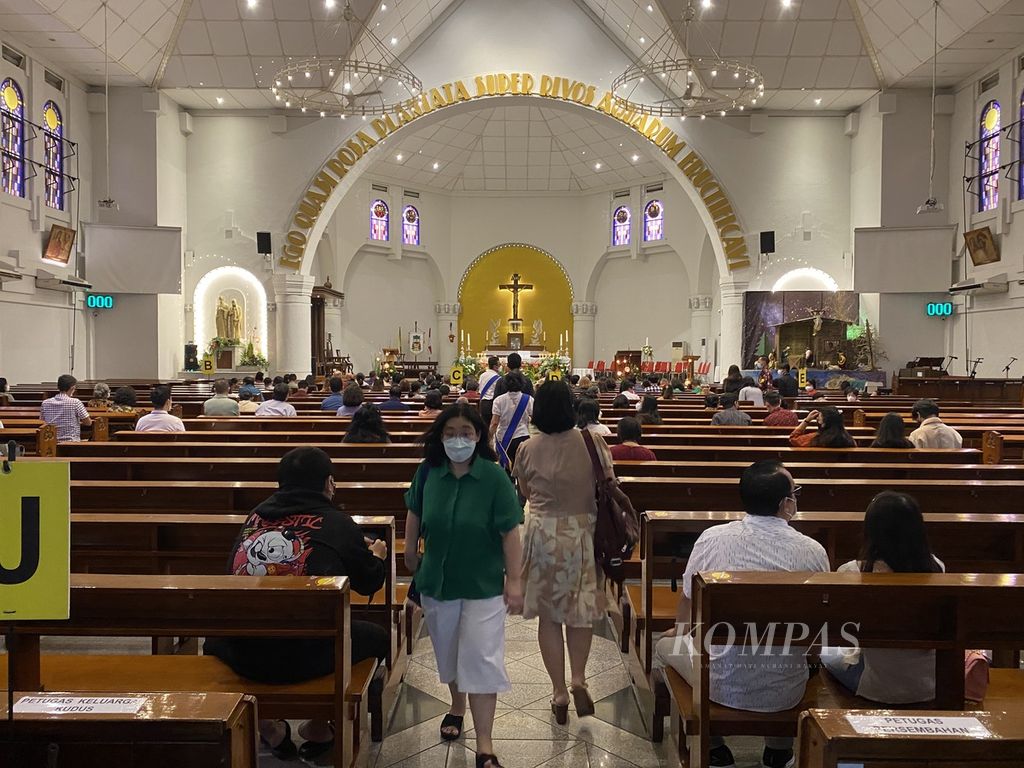 Umat Katolik bersiap mengikuti misa malam Natal di Gereja Katedral Santa Perawan Maria Ratu Rosario Suci, Semarang, Jawa Tengah, Sabtu (24/12/2022).