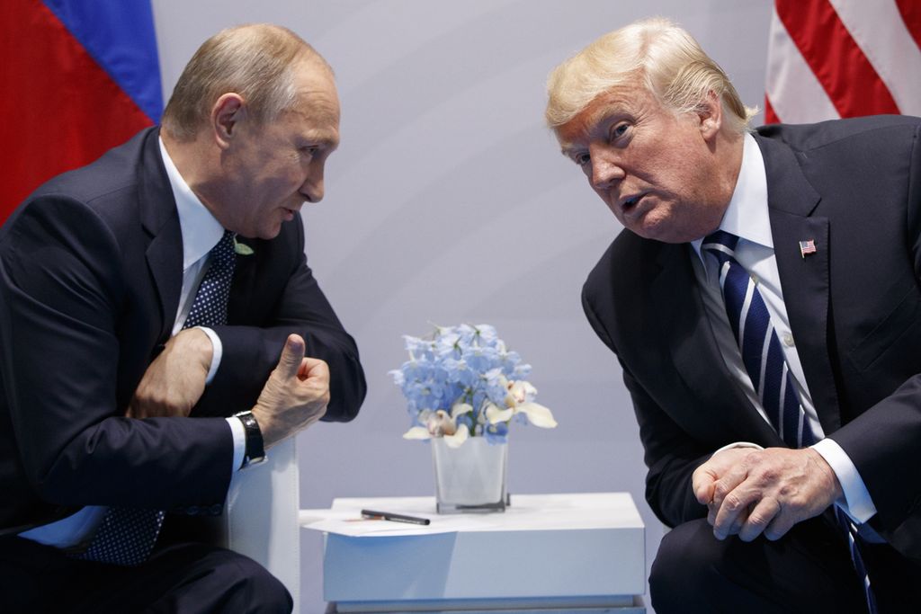 Arsip - Presiden AS Donald Trump bertemu dengan Presiden Rusia Vladimir Putin saat KTT G-20 di Hamburg, Jerman, pada 7 Juli 2017. 